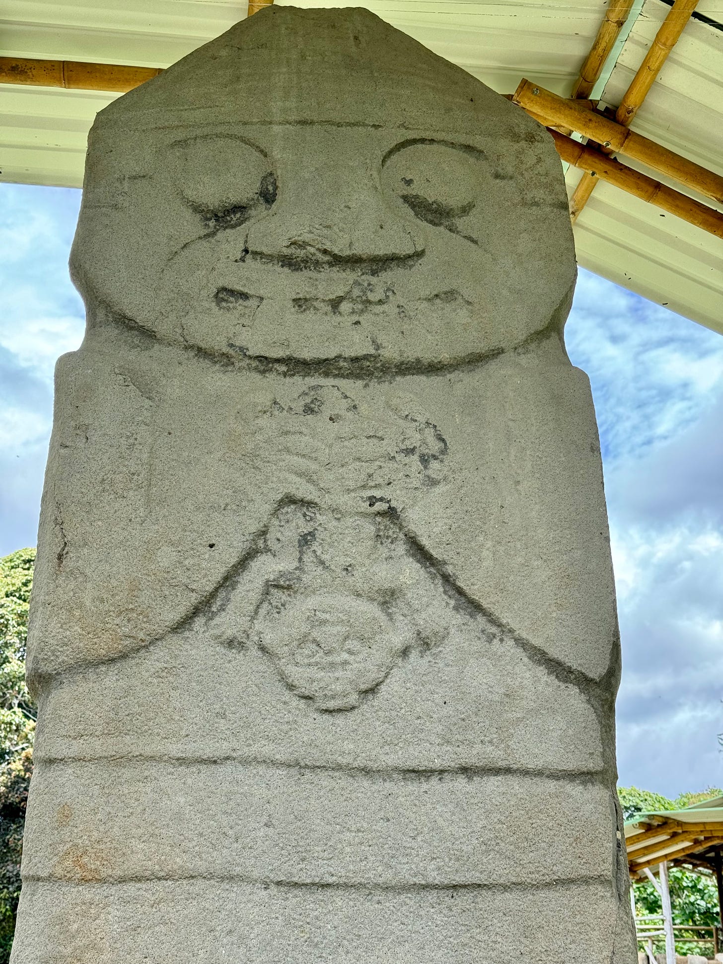 Escultura de 4 metros representando a una compadrona con el recién nacido en sus manos. San Agustín. Foto propia.