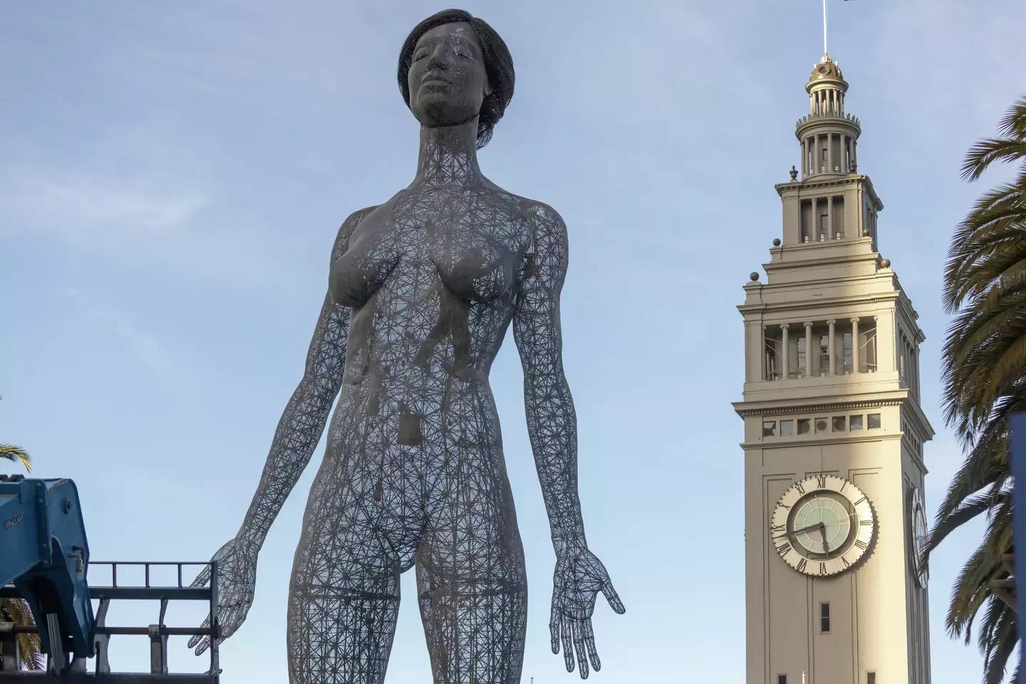 Instalasi patung wanita tanpa busana R-Evolution di San Francisco