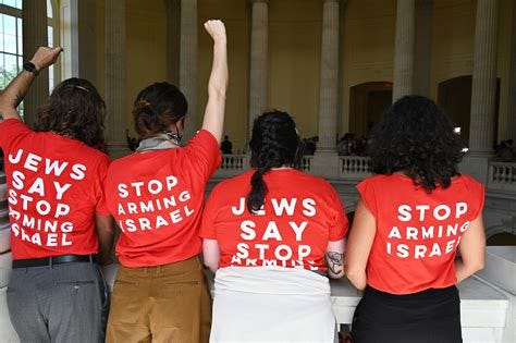 As Netanyahu arrives in DC, hundreds of Jews protest for arms embargo ...