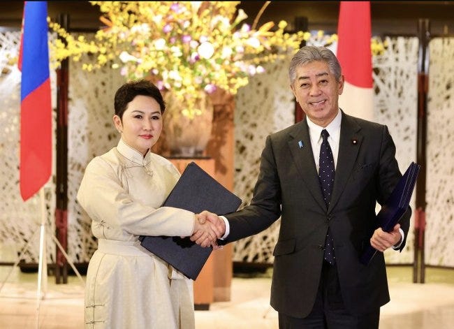 Les ministres des Afaires Étrangères de Mongolie et du Japon se serrent la main lors d'une rencontre officielle à Tokyo