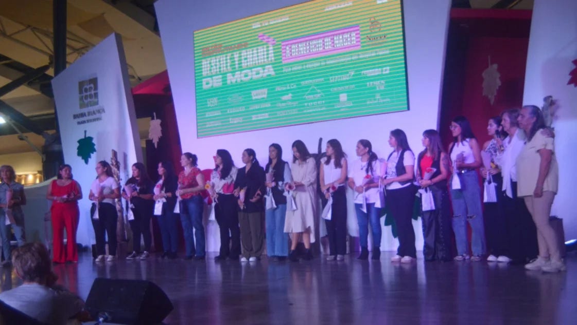 Homenaje a las enfermeras de Neonatología: el shopping se vistió de gala para aplaudirlas
