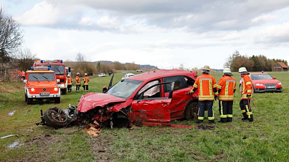 The completely destroyed Porsche Cayenne GT3 came to a standstill in a meadow next to the autobahn