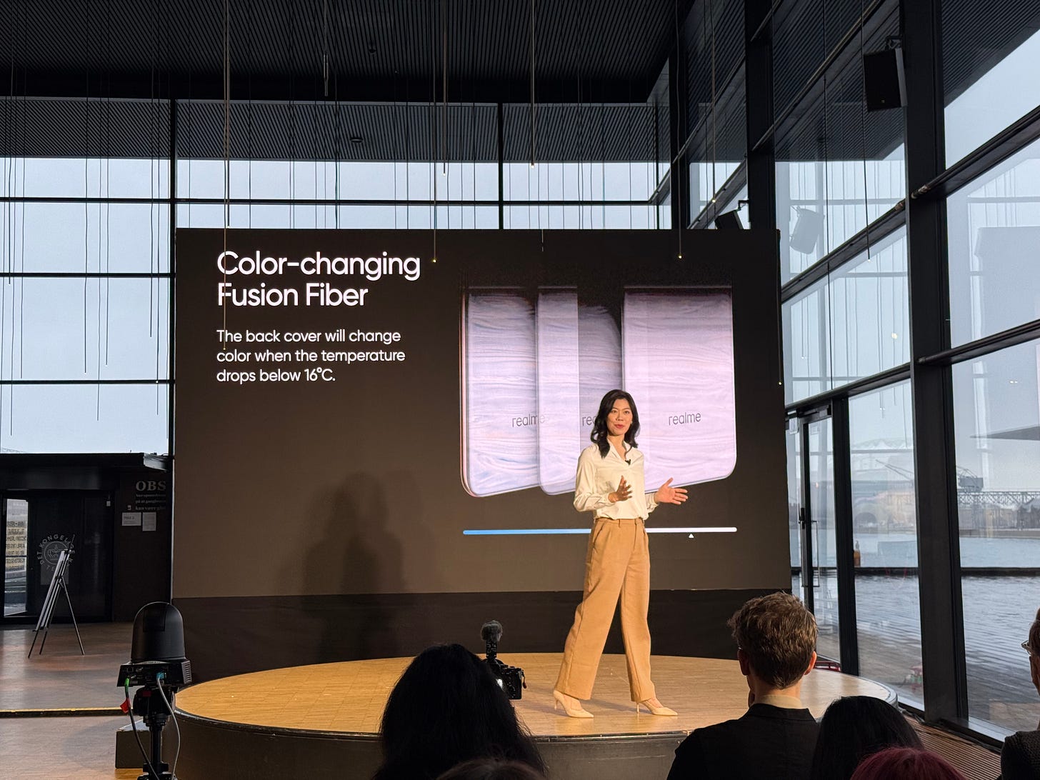 Realme Dongyao Nie showing off the Realme 14 Pro Plus color-changing phone