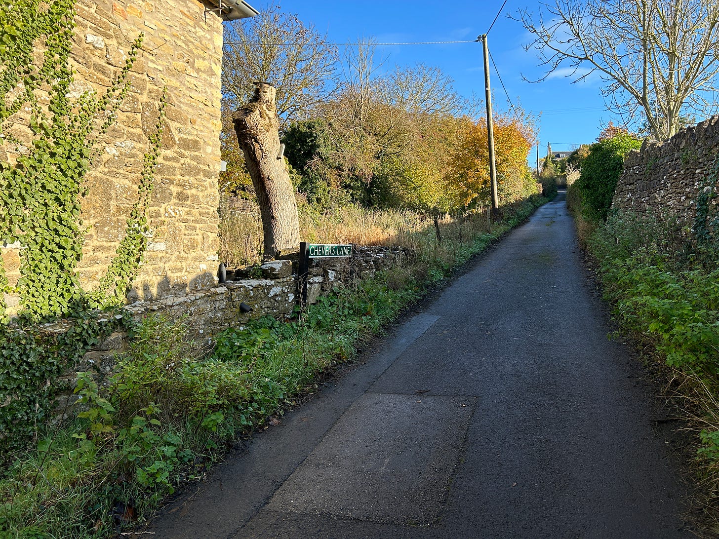 This is Chevers Lane, Norton St. Philip, Somerset. In 1685 at the top of this lane, a battle between Monmouth and Feversham occurred in the Pitchfork or Monmouth Rebellion. It is said much blood flowed down this lane, and therefore, the locals call it Bloody Lane. Image: Roland’s Travels