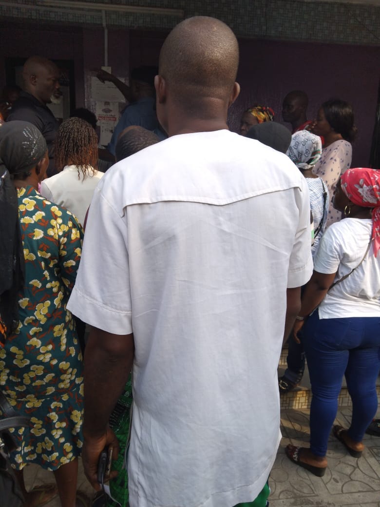 Nigerian scramble on Monday at Wema Bank, along Ojodu Berger. Credit: Joseph Olaoluwa new naira notes