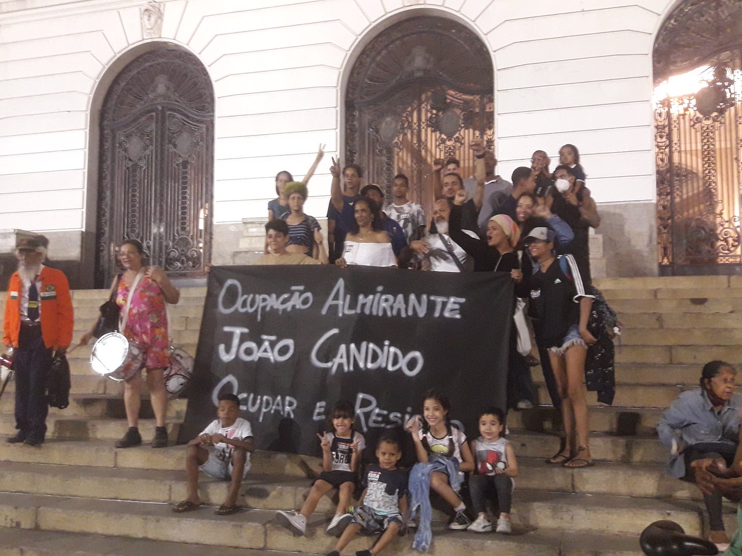 Protesto dos moradores da João Cândido pela concessão de uso do imóvel da Academia Brasileira de Letras.
