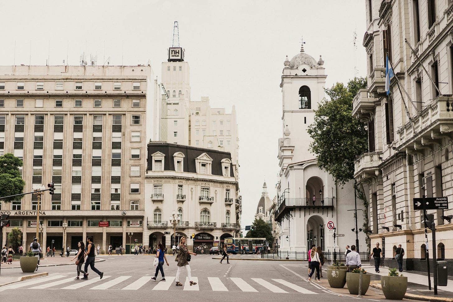 Photo of busy street in Argentina