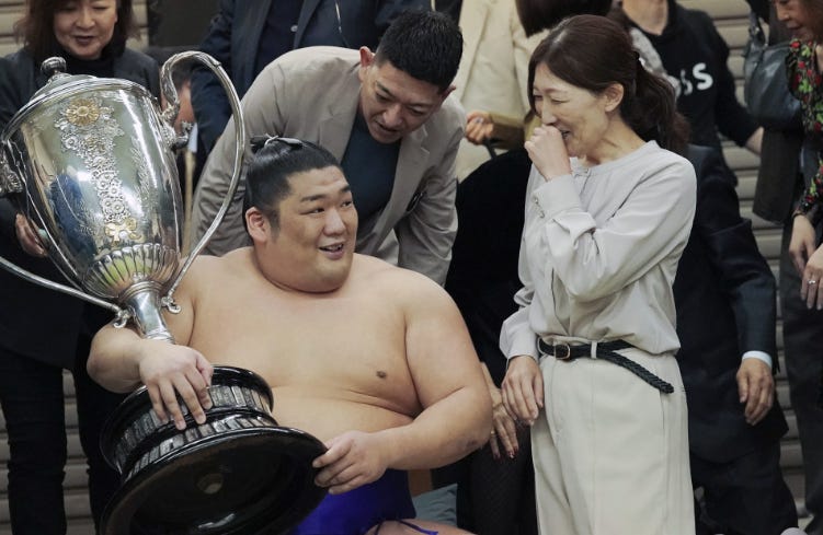r/SumoMemes - Adorable picture of the yusho winner and someone close to him