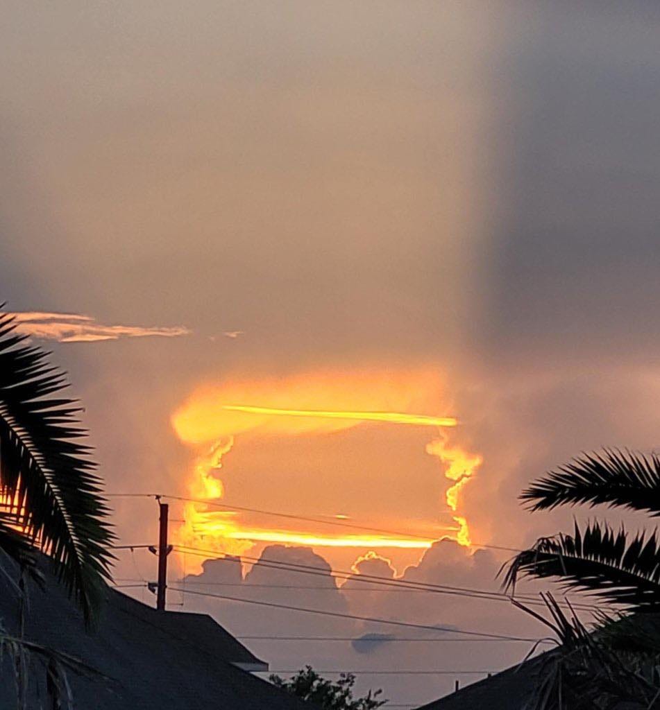 Surreal rectangular sunset in Texas Https%3A%2F%2Fsubstack-post-media.s3.amazonaws.com%2Fpublic%2Fimages%2Fa9cd8787-a630-4af4-acab-5c48e8db5590_951x1024