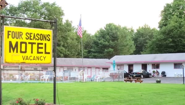 Four Seasons Motel in Catskill, NY | Expedia