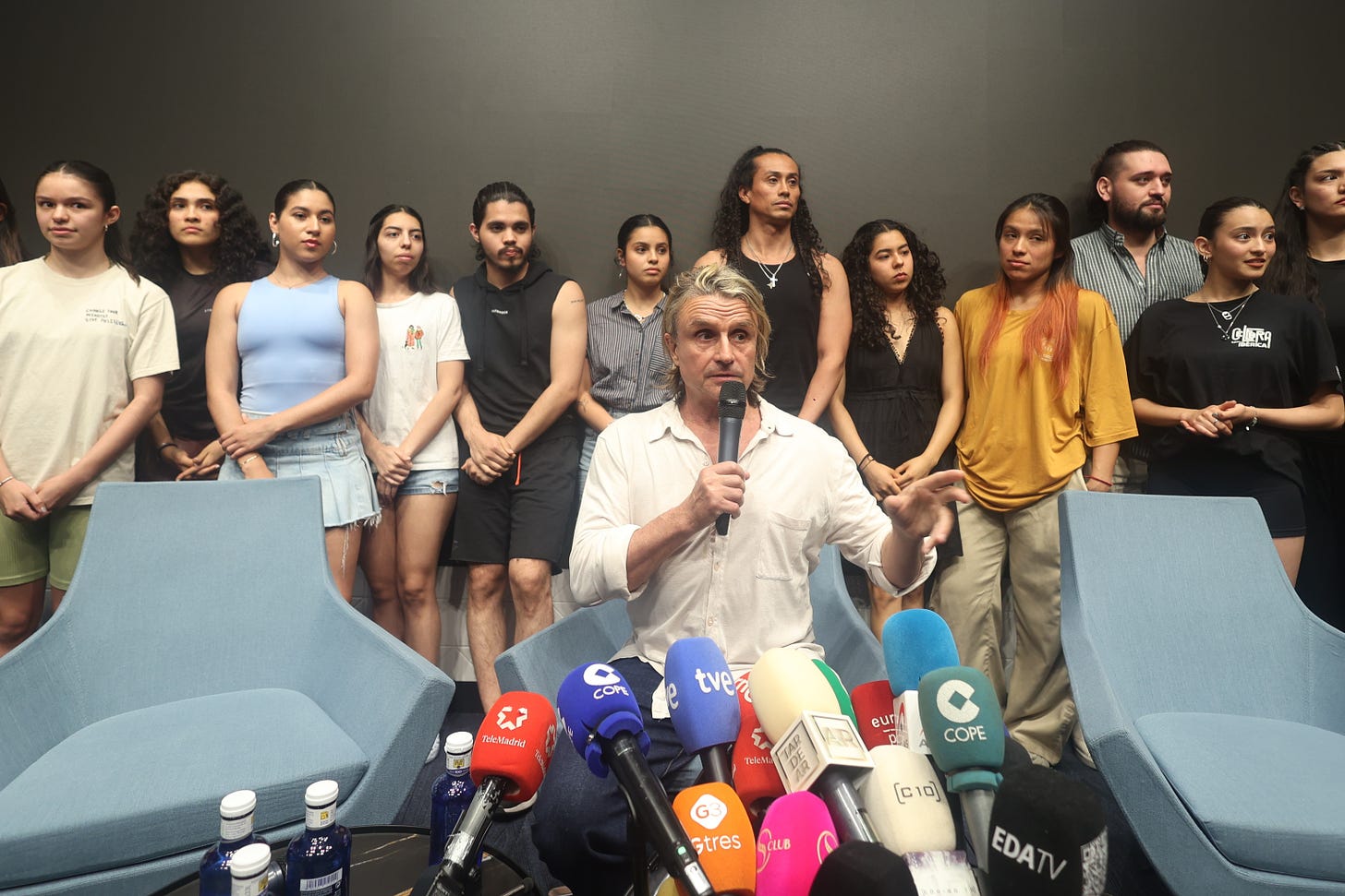 El compositor y productor teatral español Nacho Cano ofrece una rueda de prensa tras quedar en libertad provisional este martes.