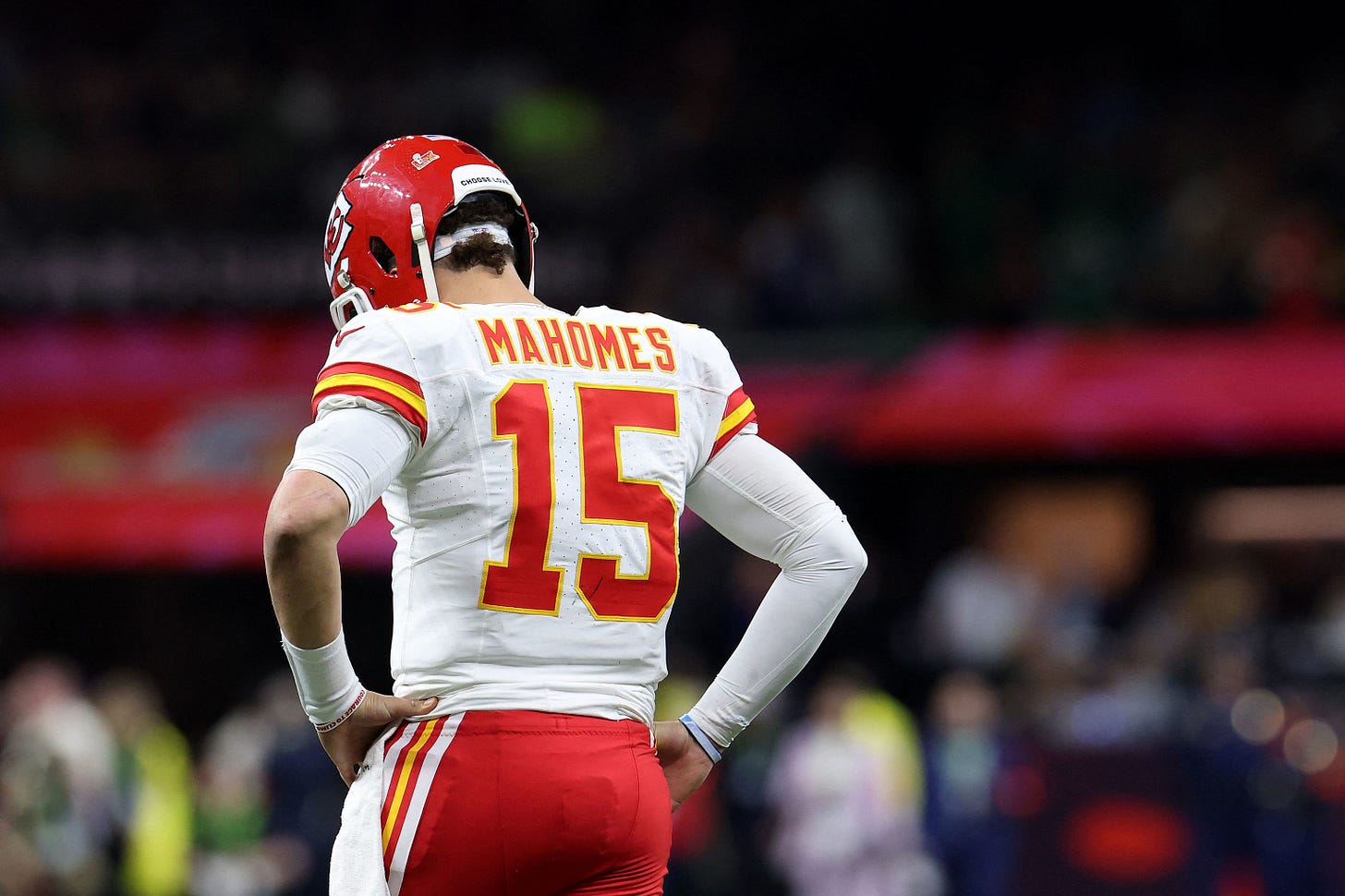 Patrick Mahomes, de Kansas City Chiefs, cabizbajo durante la Super Bowl.