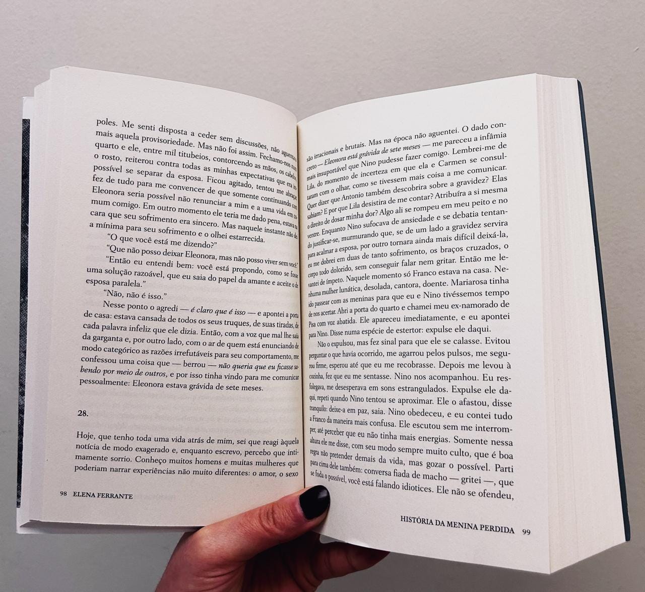 A imagem mostra um trecho do livro "História da Menina Perdida" de Elena Ferrante. O texto apresenta uma conversa tensa entre os personagens Lenu e Nino, onde a gravidez de Eleonora é revelada. A fotografia captura a intensidade do momento, com a tipografia clara e o papel amarelado conferindo um ar vintage à imagem. A composição é simples, com o foco no texto, e a iluminação é uniforme, facilitando a leitura. A imagem é ideal para quem busca uma representação visual da obra de Ferrante ou para ilustrar um estudo sobre a literatura italiana contemporânea.