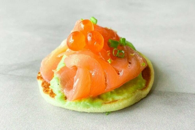 Blinis con salmón y aguacate
