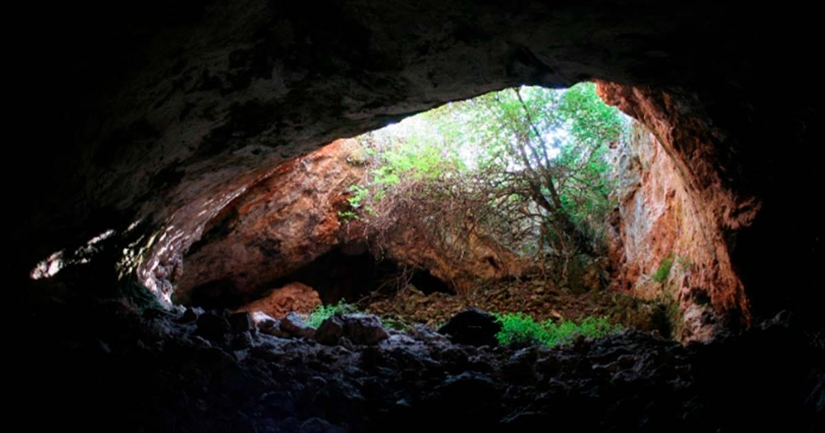 Vista desde el interior de la entrada a la Cueva de los Mármoles, donde se han encontrado los restos humanos manipulados. Fuente: J.C. Vera Rodríguez/ PLoS ONE