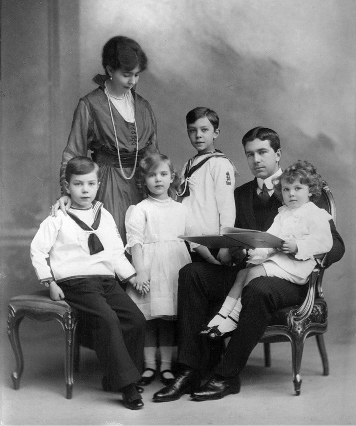 Crown Prince Gustaf and Crown Princess Margaret of Sweden with their four eldest children, Prince Gustaf Adolf, Prince Sigvard, Princess Ingrid, and Prince Bertil, ca. 1915 (Wikimedia Commons)