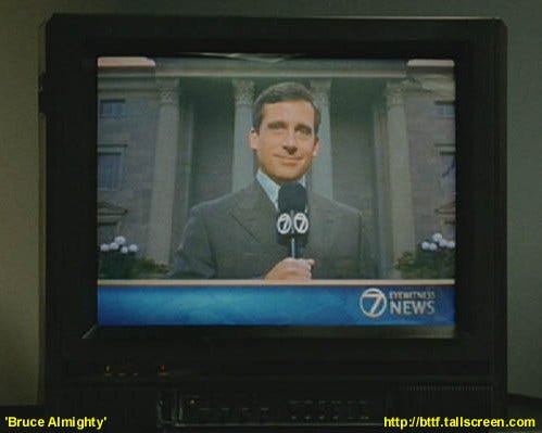 Evan z filmu "Bruce Wszechmogący" (2003) prowadzi program na żywo sprzed gmachu sądu