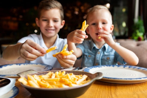 Fotos Crianca Comendo Batata Frita, 93.000+ fotos de arquivo grátis de alta  qualidade