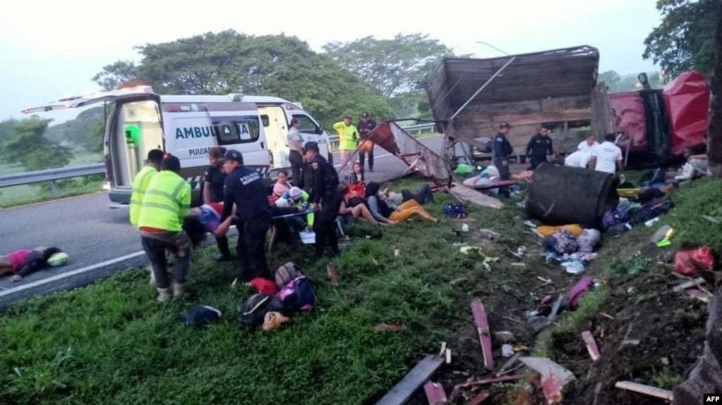 Foto divulgada por el departamento de Protección Civil de Pijijiapan, en el estado mexicano de Chiapas, muestra a miembros de la policía local y socorristas en el sitio de un accidente en que murieron varios migrantes cubanos el 1 de octubre de 2023.
