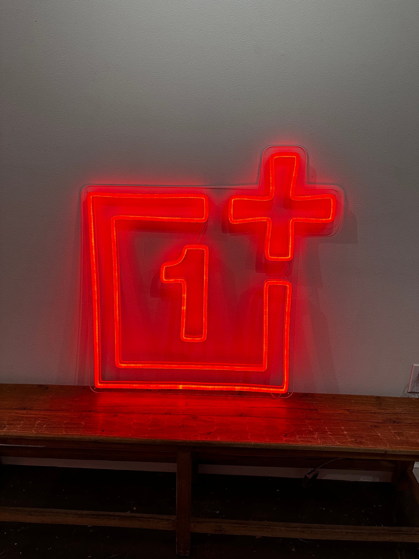 A neon OnePlus logo sign.