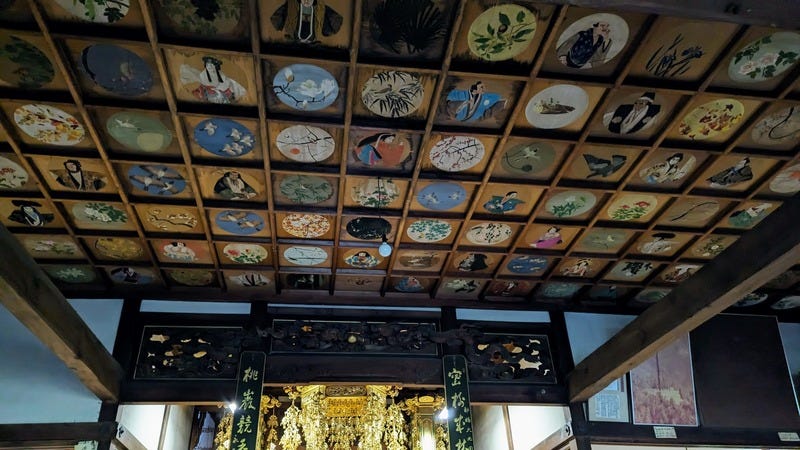 The ceiling of the shrine with many round paintings