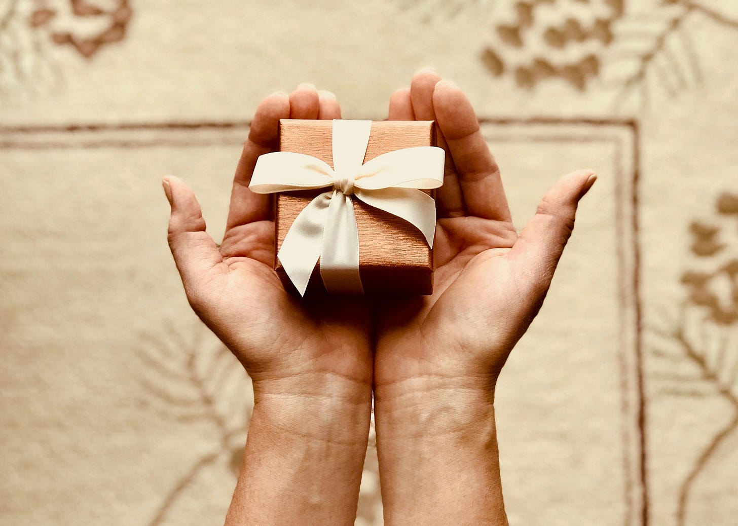 Persona Tiene Caja De Regalo Marrón · Foto de stock gratuita