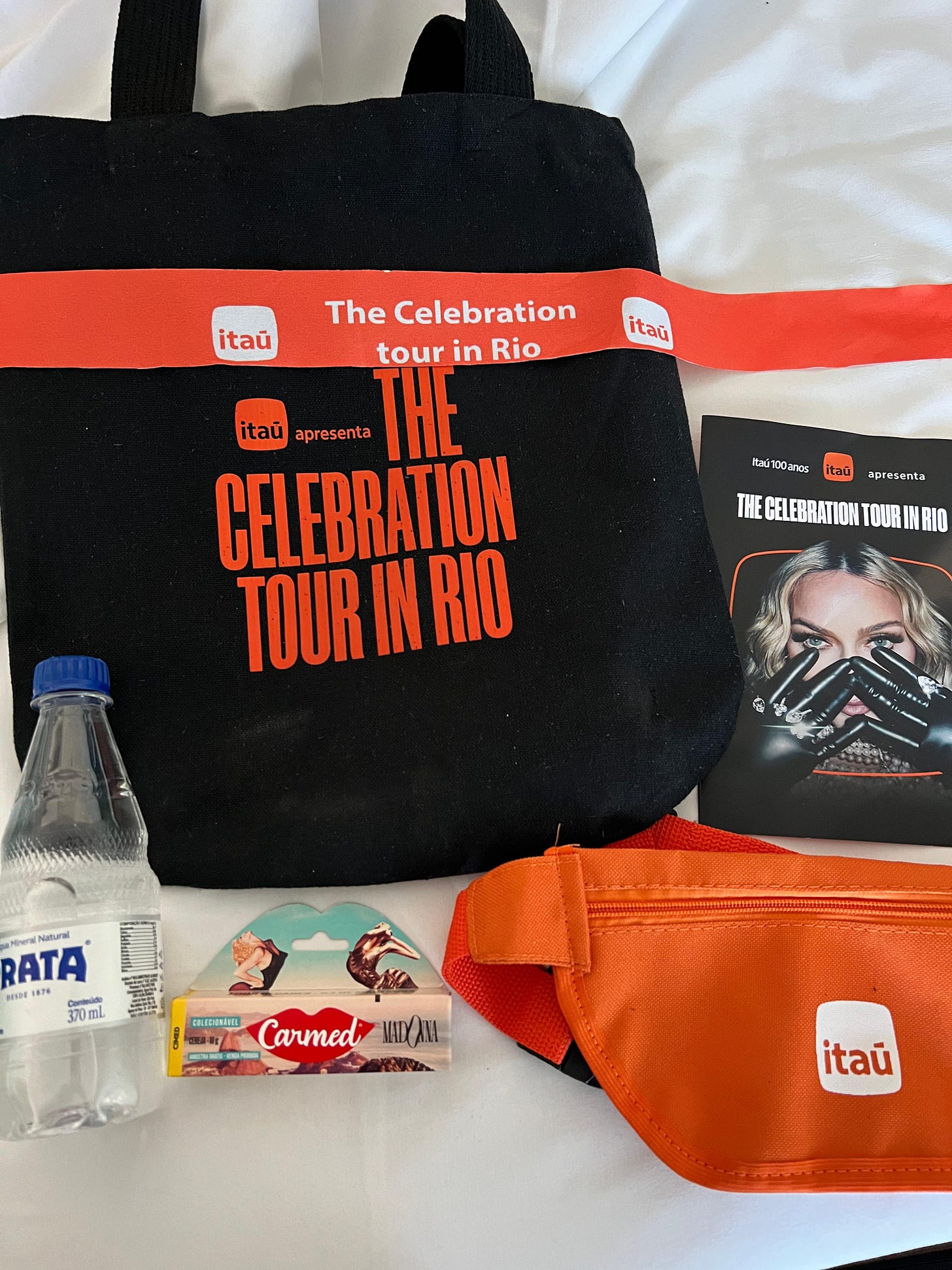 Passageiros da Azul voando para o Rio de Janeiro ganharam kits  personalizados do Itaú em celebração ao show da Madonna - Passageiro de  Primeira