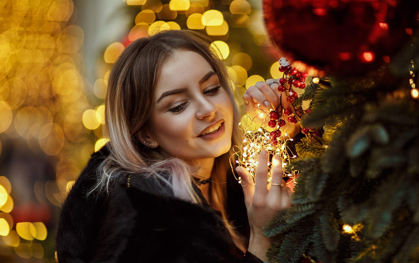 Wallpaper face, smile, glare, mood, holiday, tree, garland, Hakan Erenler  for mobile and desktop, section девушки, resolution 2560x1607 - download