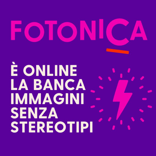 Sfondo fucsia con la scritta "Fotonica. è online la banca immagini senza stereotipi".