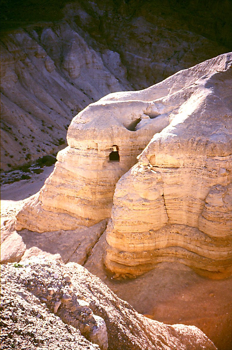 File:Qumran Caves.jpg - Wikimedia Commons