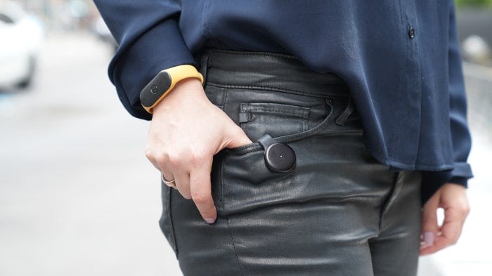 The Bee Pioneer bracelet doesn’t have a now-recording light. On the Limitless Pendant, a small light indicates when the mic is on.
