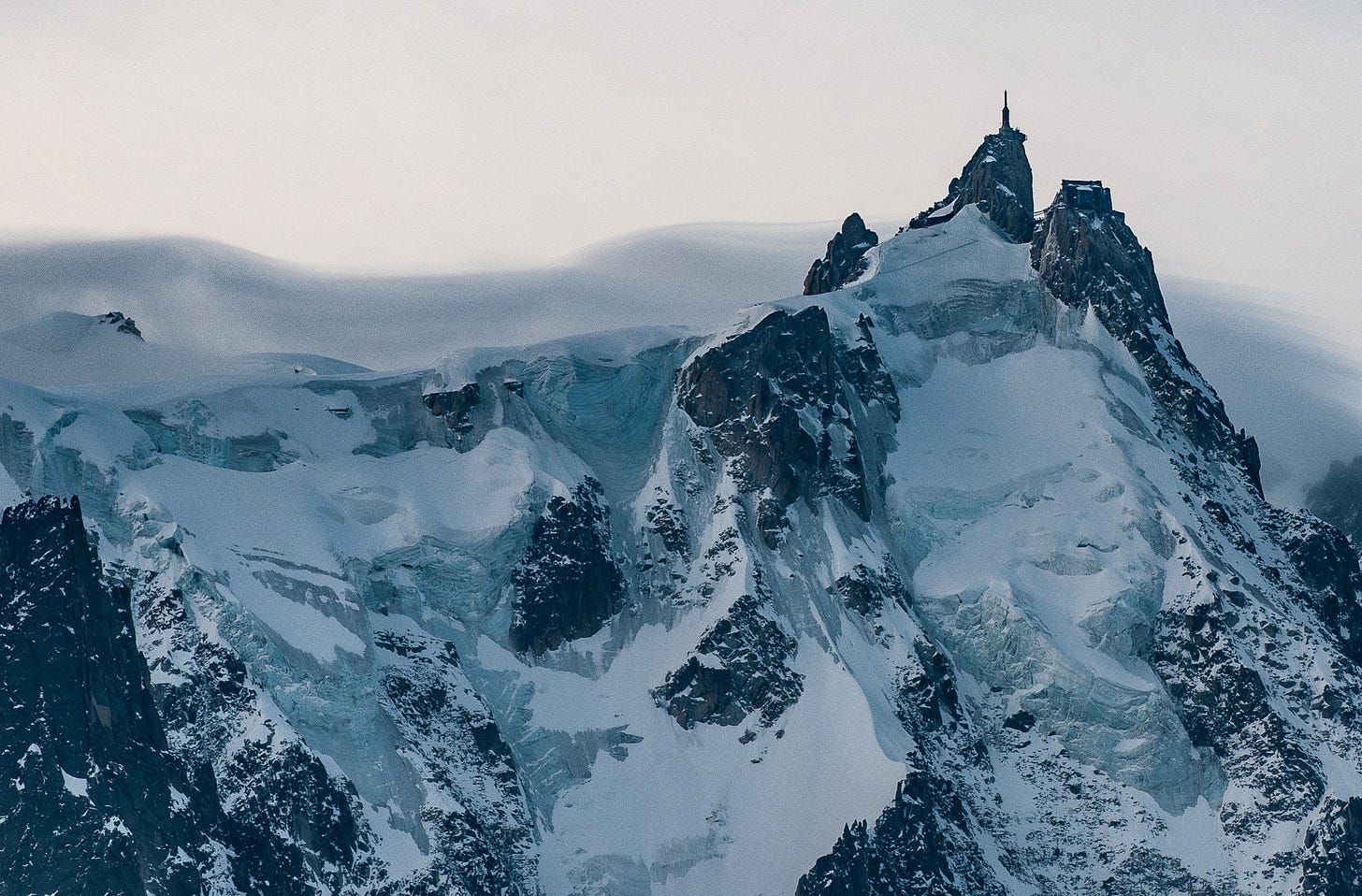 Montanha coberta de neve no maciço de Mont Blanc, Alpes Franceses, a 3.842 metros de altitude.