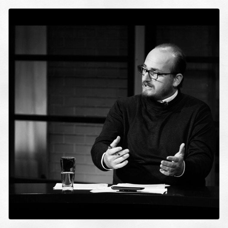 Autori Vedat Xhymshiti, gjatë një debati televiziv në televizionin shqiptar 'Ora News' përkitazi me temën e shkruar. Autori Vedat Xhymshiti, gjatë një debati televiziv në televizionin shqiptar 'Ora News' përkitazi me temën e shkruar.