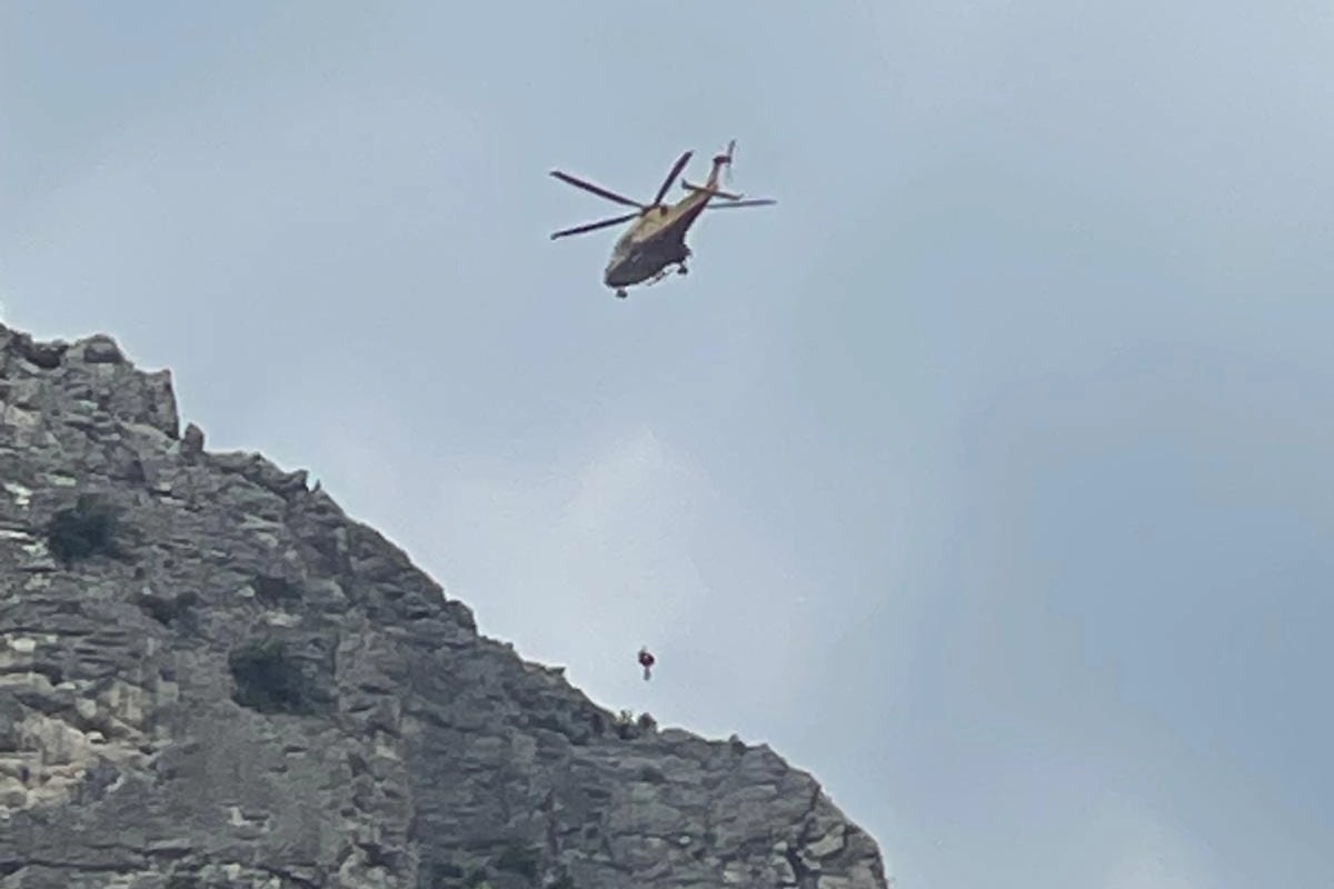Mountaineer who died of a heart attack at Balza della Pezza (Piobbico), mountain rescue saves the other six on the rope