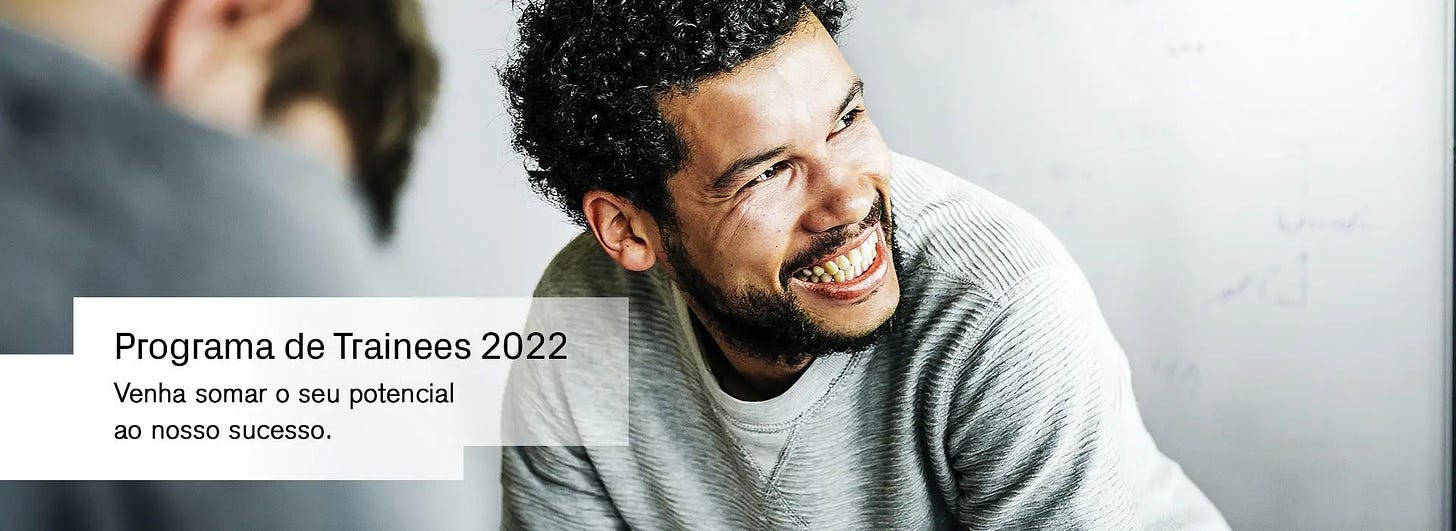 Programa de Trainees 2022. Venha somar o seu potencial ao nosso sucesso. Jovem de cabelos crespos e barba sorri.