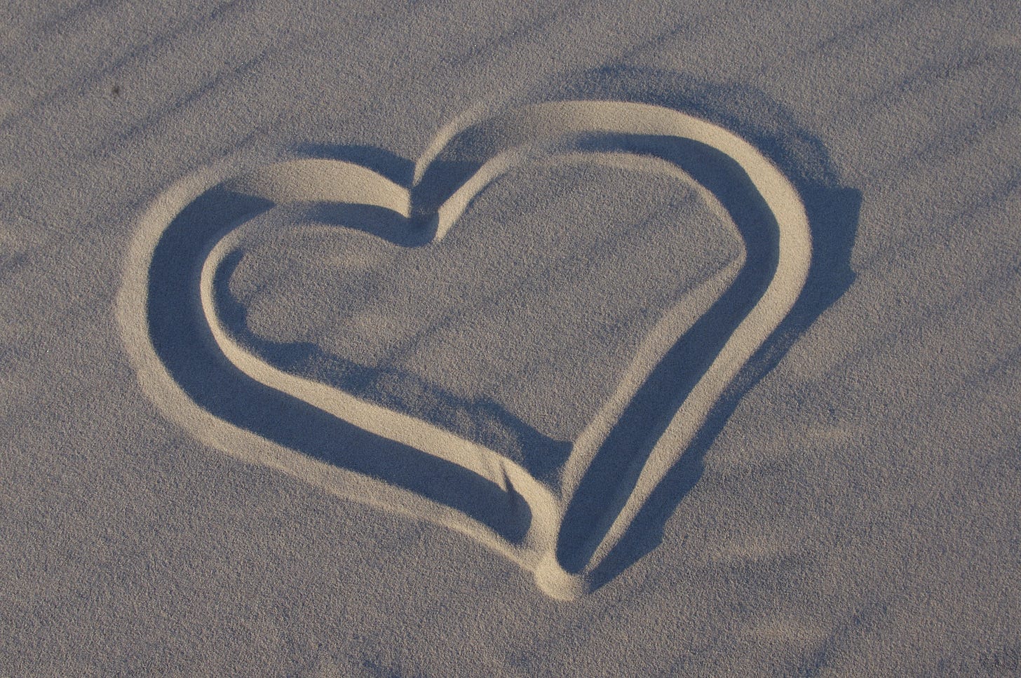 in Sand gezeichnetes Herz