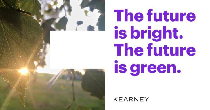 Imagem dividida em duas metades. Do lado esquerdo, folhas de árvores em campo com pôr-do-sol ao fundo. No lado direito, fundo branco com texto na cor roxa. “The future is bright. The future is green. Logo da Kearney.