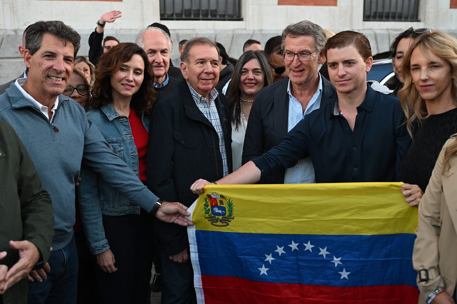 Edmundo González posa junto a Ricardo Sosa Machado, hijo de María Corina Machado, y los 'populares' Isabel Díaz Ayuso, Alberto Núñez Feijóo y Cayetana Álvarez de Toledo en la manifestación celebrada este sábado en Madrid.