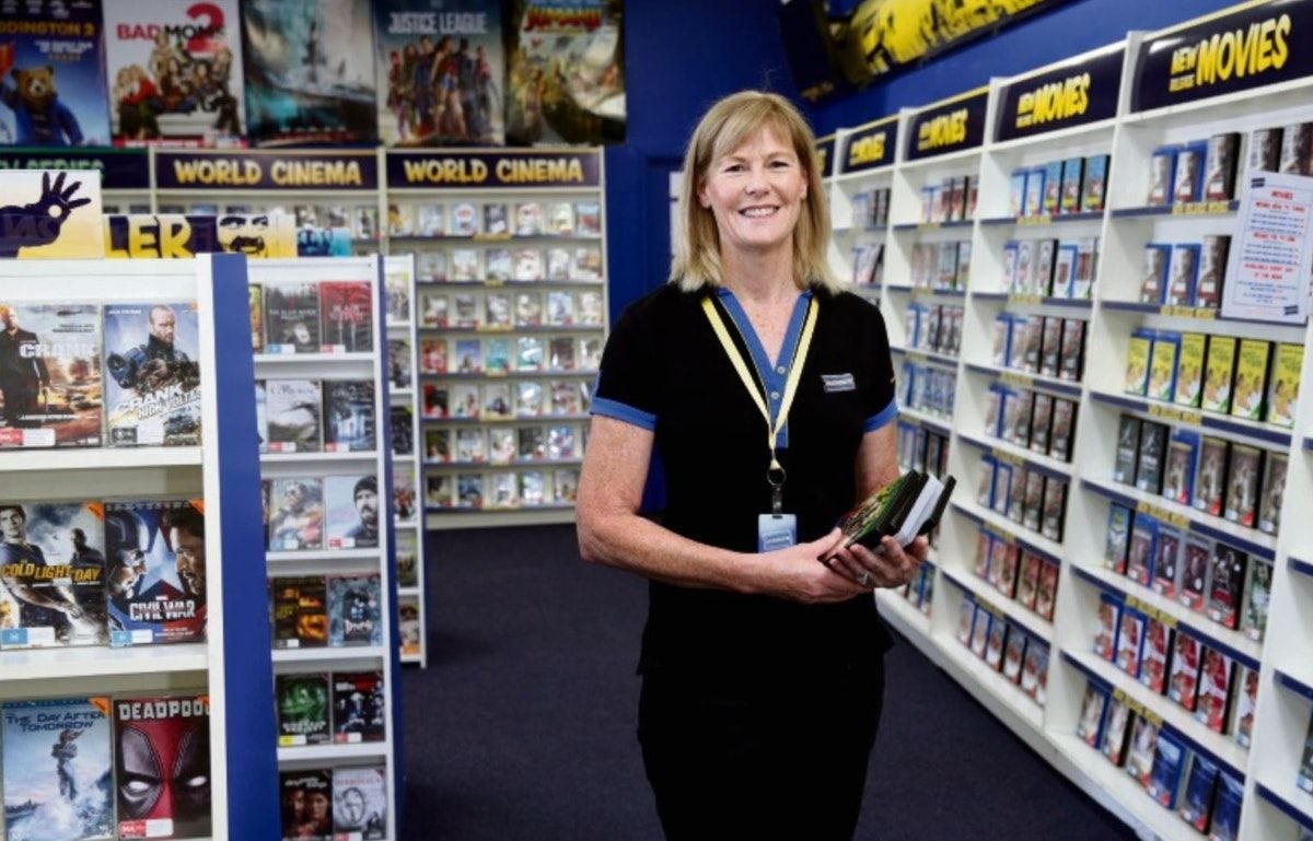 Mad About You will return! The 2nd last Blockbuster store to close! Richard Gere refuses more TV work!