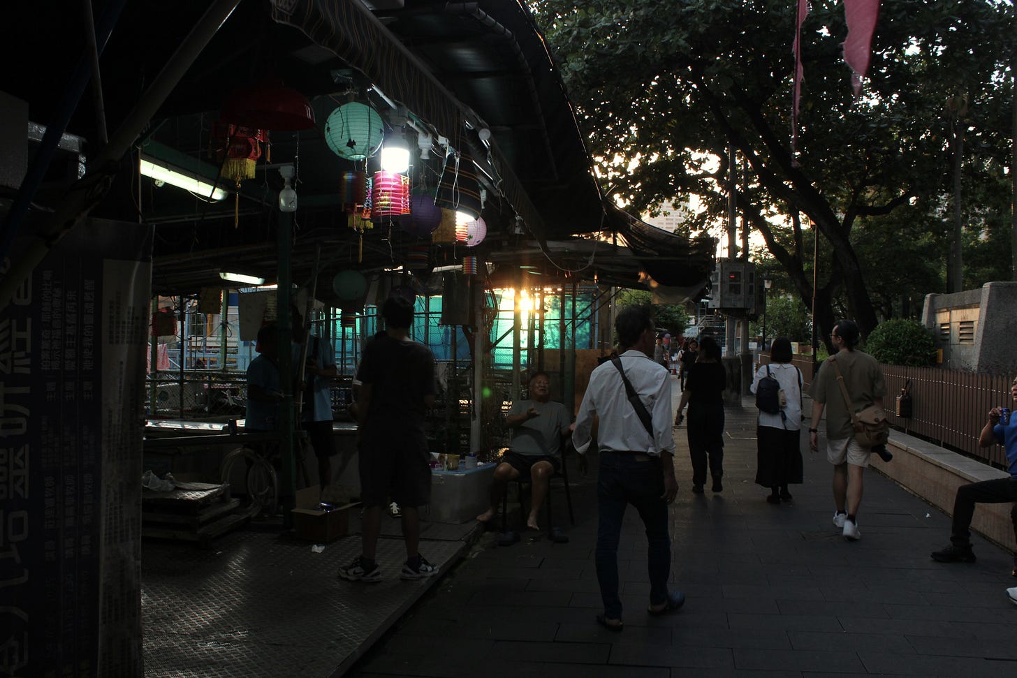 香港の夜の風景。おじさんたちが談笑している。