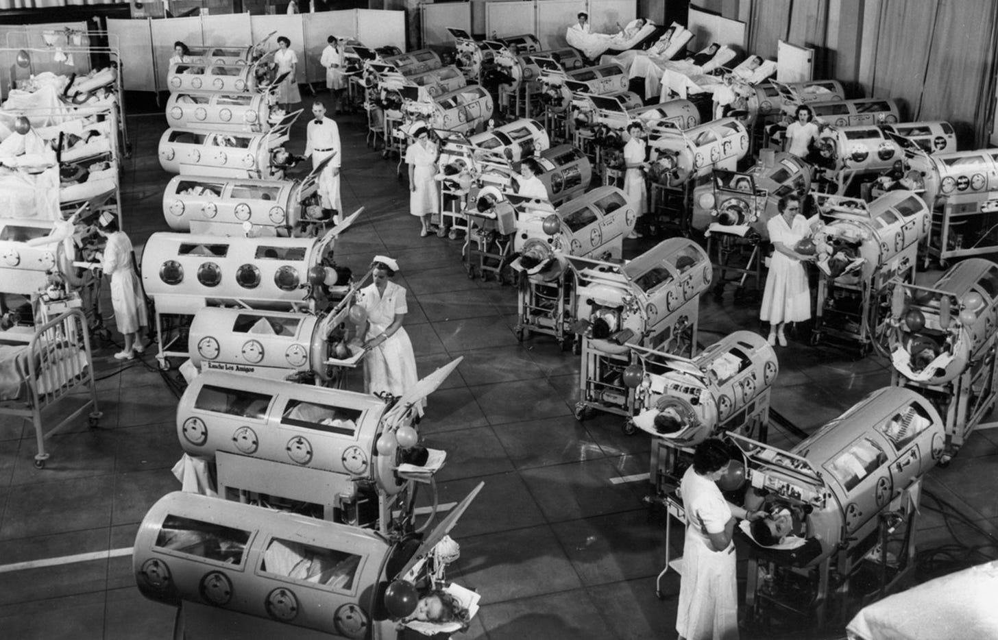 1953'te Kaliforniya'daki Rancho Los Amigos Ulusal Rehabilitasyon Merkezi'ndeki çocuk felci hastalarını gösteren fotoğraf.