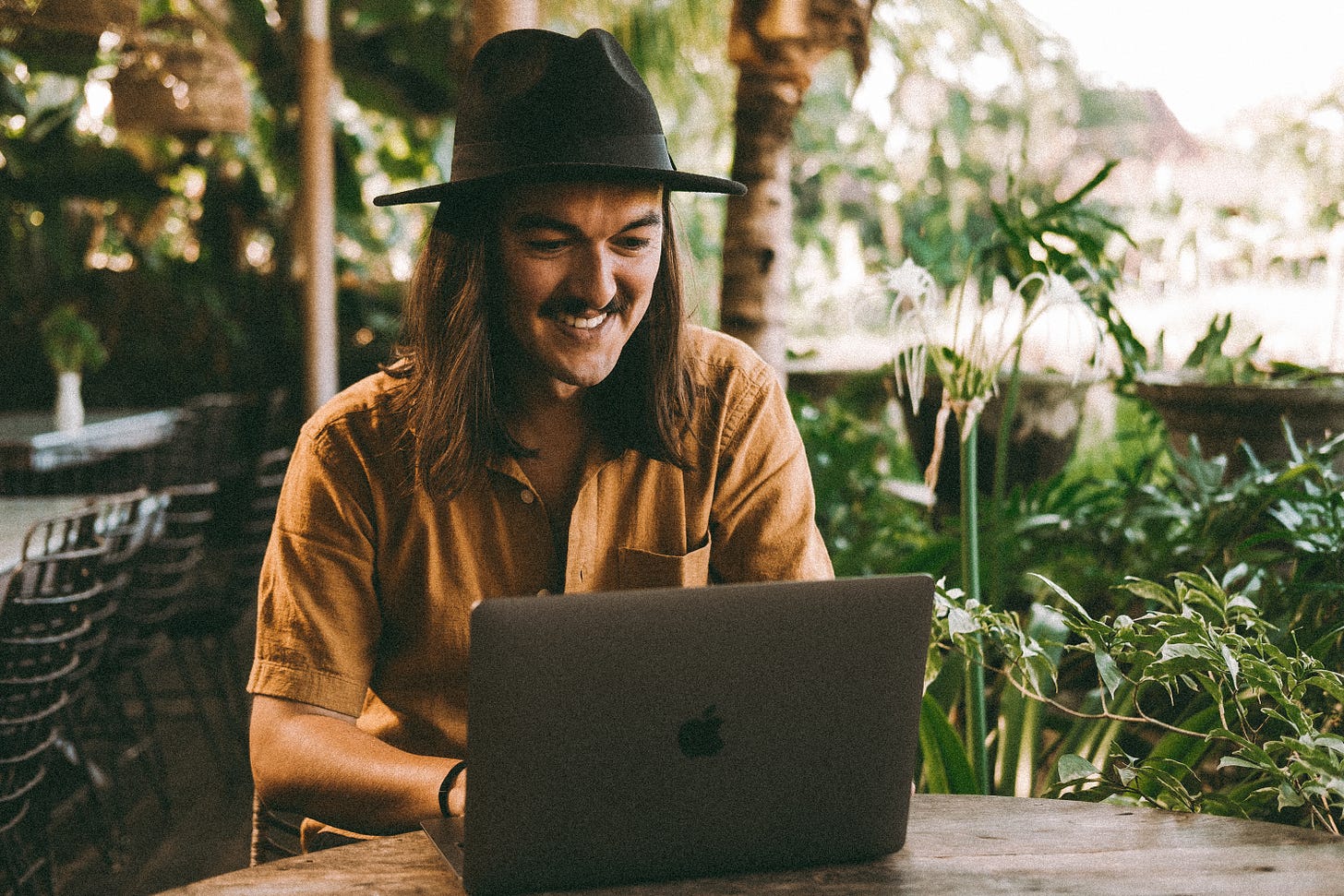 O autor desta newsletter – e do livro “Nômade Digital” – faz um cosplay de si mesmo e posa sorridente para uma foto que reforça o estereótipo do nomadismo digital vendido nas redes sociais. Onde? Num café hipster em Bali, evidentemente. Foto por Fabio Kotinda em maio de 2022. O autor desta newsletter – e do livro “Nômade Digital” – faz um cosplay de si mesmo e posa sorridente para uma foto que reforça o estereótipo do nomadismo digital vendido nas redes sociais. Onde? Num café hipster em Bali, evidentemente. Foto por Fabio Kotinda em maio de 2022.