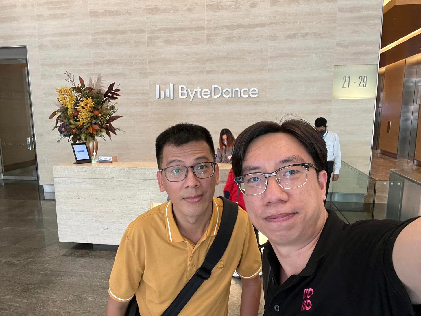 May be an image of 2 people, people standing, glasses, indoor and text that says "川 ByteDance 21-29"