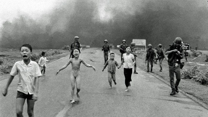 Napalmofre: Det berømte bildet av jenta Phan Thị Kim Phúc som viser resultatet av USAs bruk av napalm mot sivilbefolkninga
