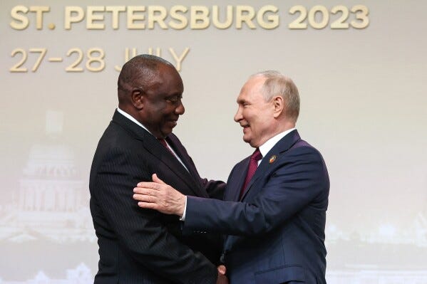 Etelä-Afrikan presidentti Cyril Ramaphosa ja Putin ovat läheisiä ystäviä.