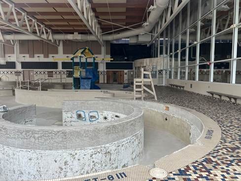A large building with a pool

AI-generated content may be incorrect.