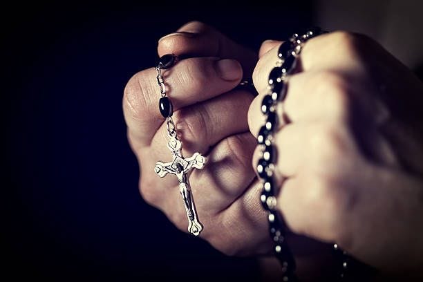 hands and rosary closeup image of hands and rosary hand holding rosary stock pictures, royalty-free photos & images