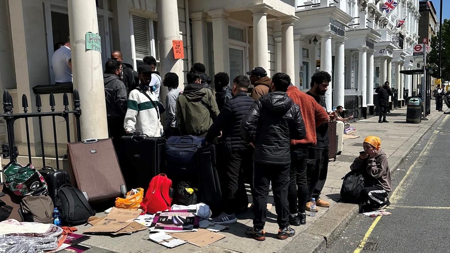 Pimlico: Asylum seekers "left on the street" after hotel dispute - BBC News