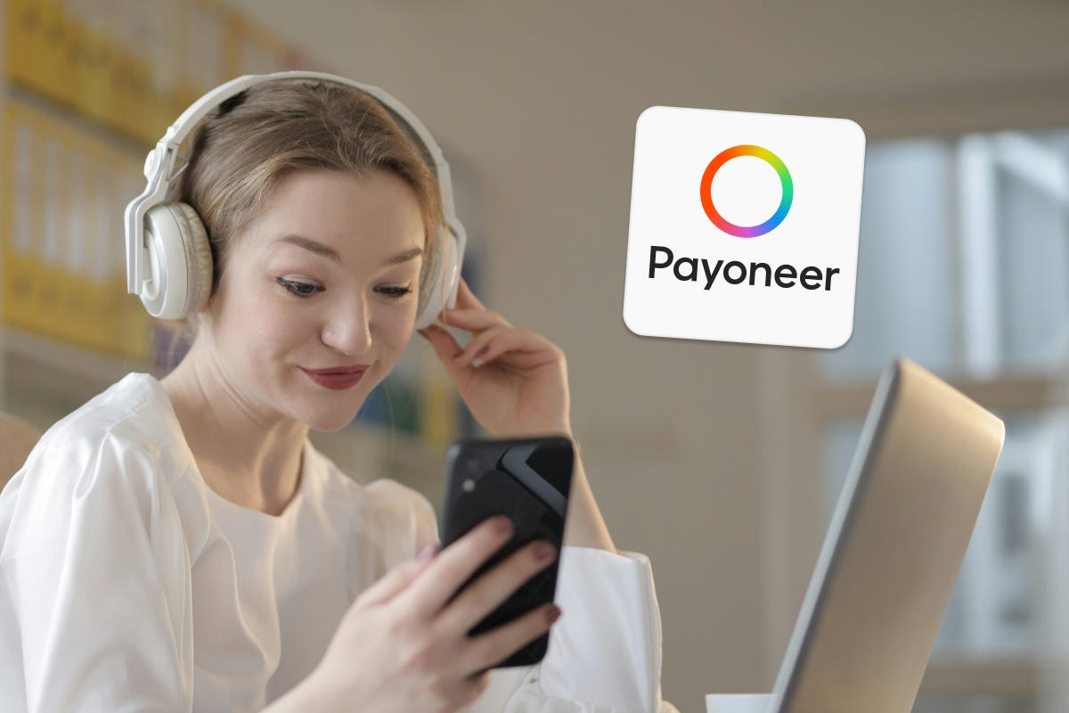 Persona navegando por Payoneer