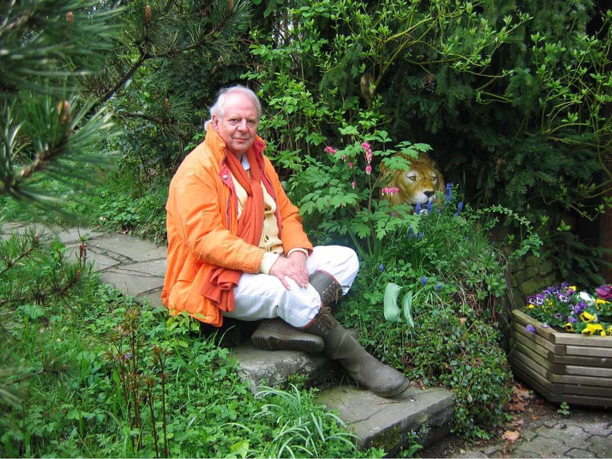 Composer Karlheinz Stockhausen, 20 April 2005 in his garden in Kürten. (Photo: Kathinka Pasveer)